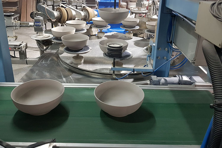 nha-may-chuyen-nhan-san-xuat-in-hinh-len-ly-cafe-theo-yeu-cau